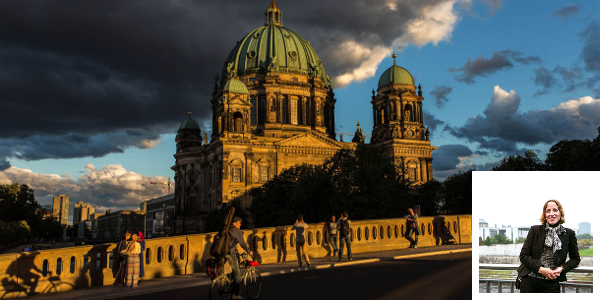 DEU Deutschland Germany Berlin Dramatisches Licht auf der Brücke zur Museumsinsel mit Berliner Dom im Hinterggrund.