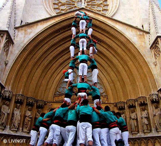 Private tapas and human tower tour in Barcelona