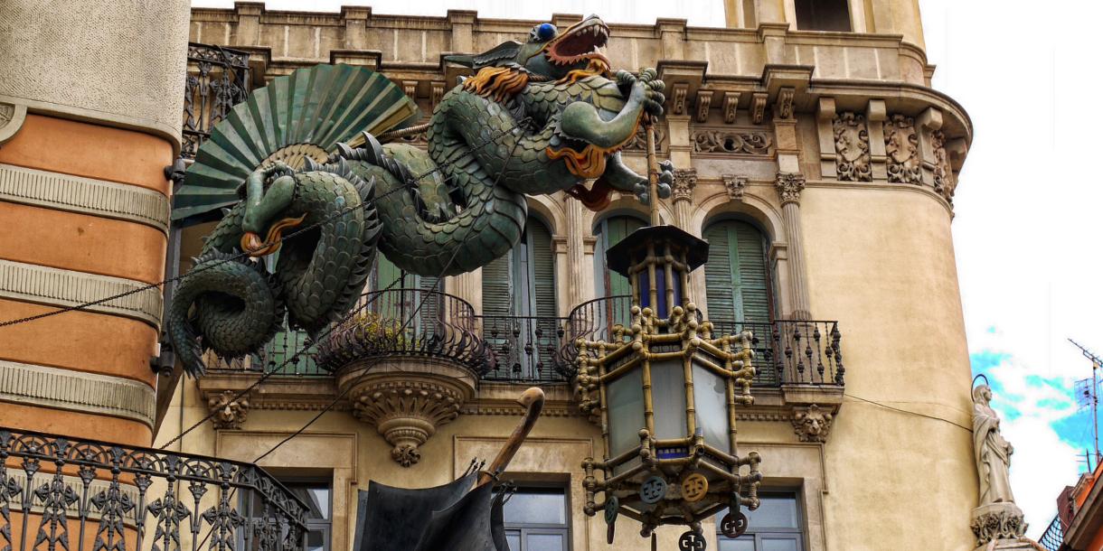 Visite privée en famille autour des légendes des dragons à Barcelone
