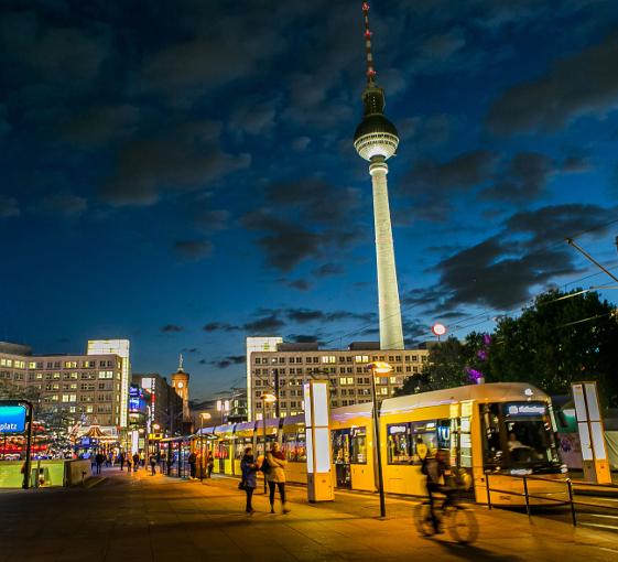 Private walking photography tour in Berlin