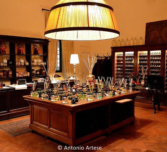 Private history tour about perfume in Florence