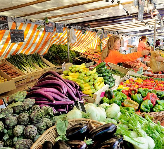 Private gastronomy tour in a Paisian market