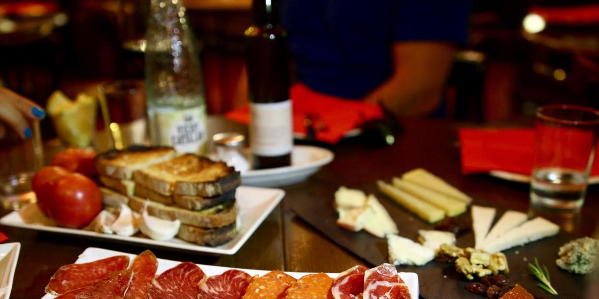 Visite privée gastronomique dans trois quartiers emblématiques à Barcelone