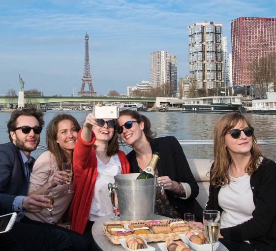 Visite privée pour grand groupe en bateau au départ de la Tour Eiffel ou Beaugrenelle à Paris