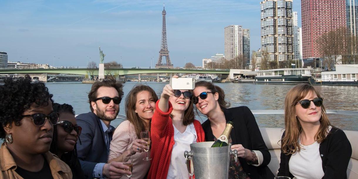 Visite privée pour grand groupe en bateau au départ de la Tour Eiffel ou Beaugrenelle à Paris