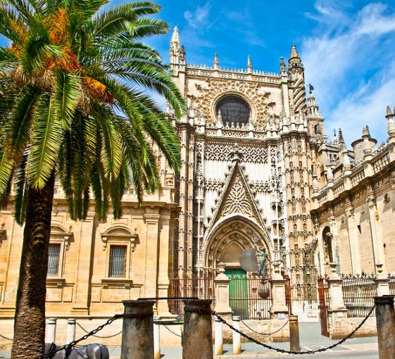 Private walking tour with tapas tasting in Seville 