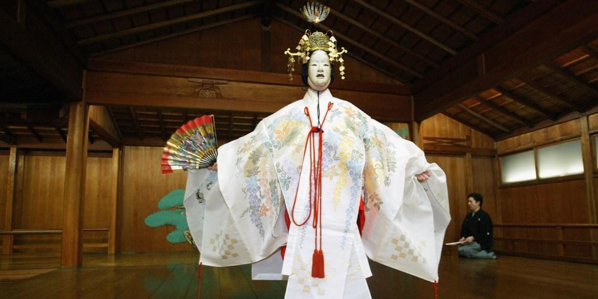 Private Noh tour in a traditional theatre in center of Tokyo