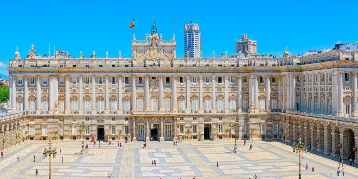 Private walking tour of the royal palace and the old city center of Madrid